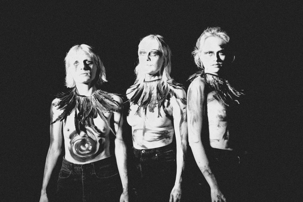 Witch Club Satan — svart-hvitt portrett av trioen